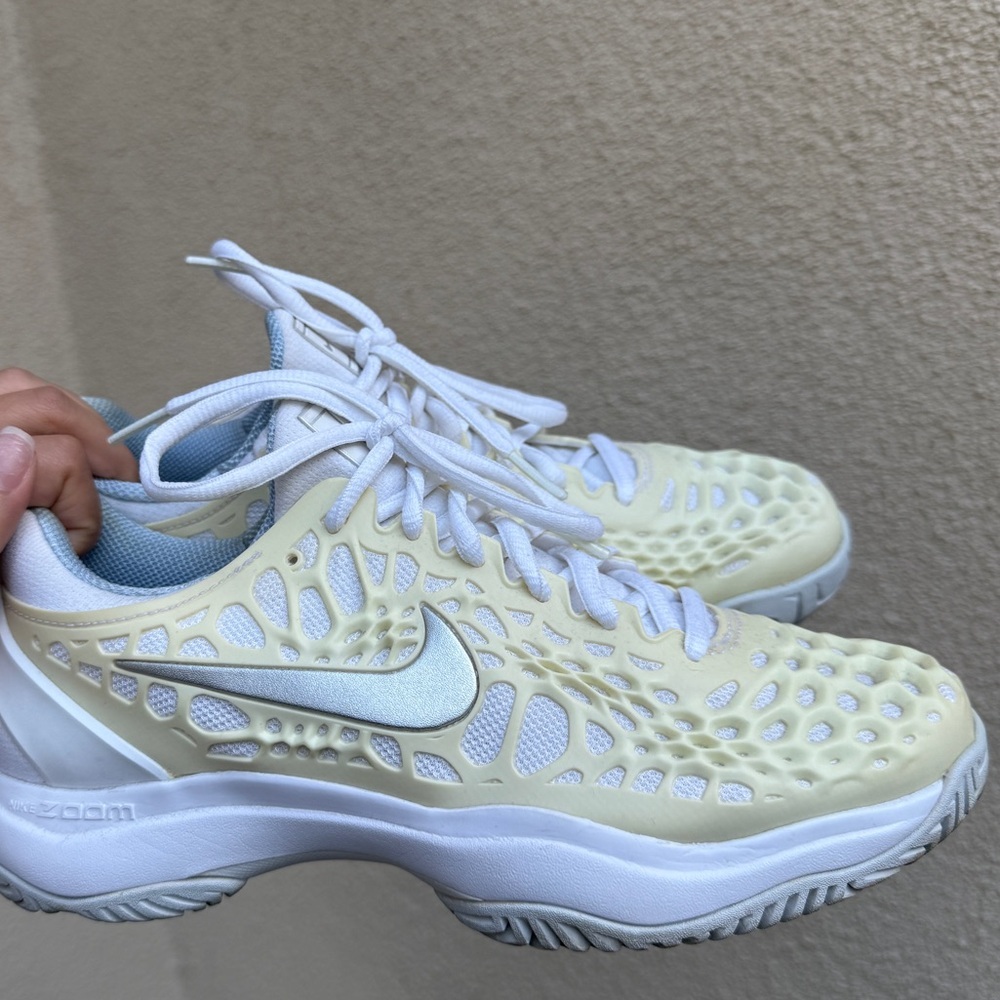 Butter yellow Nike Zoom tennis shoes (size 7.5) - Picture 3 of 4